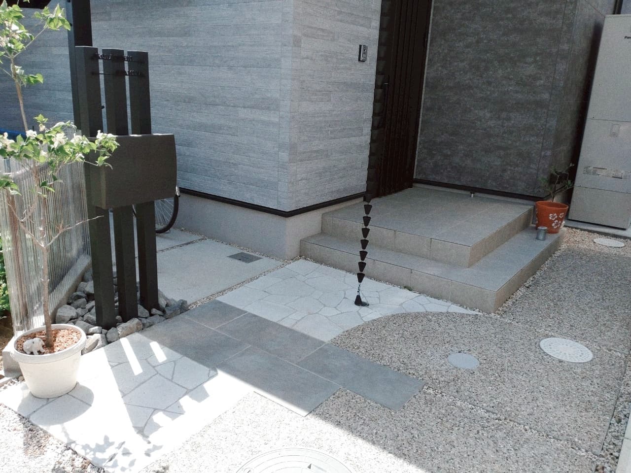 石張りと砂利のモダン外構