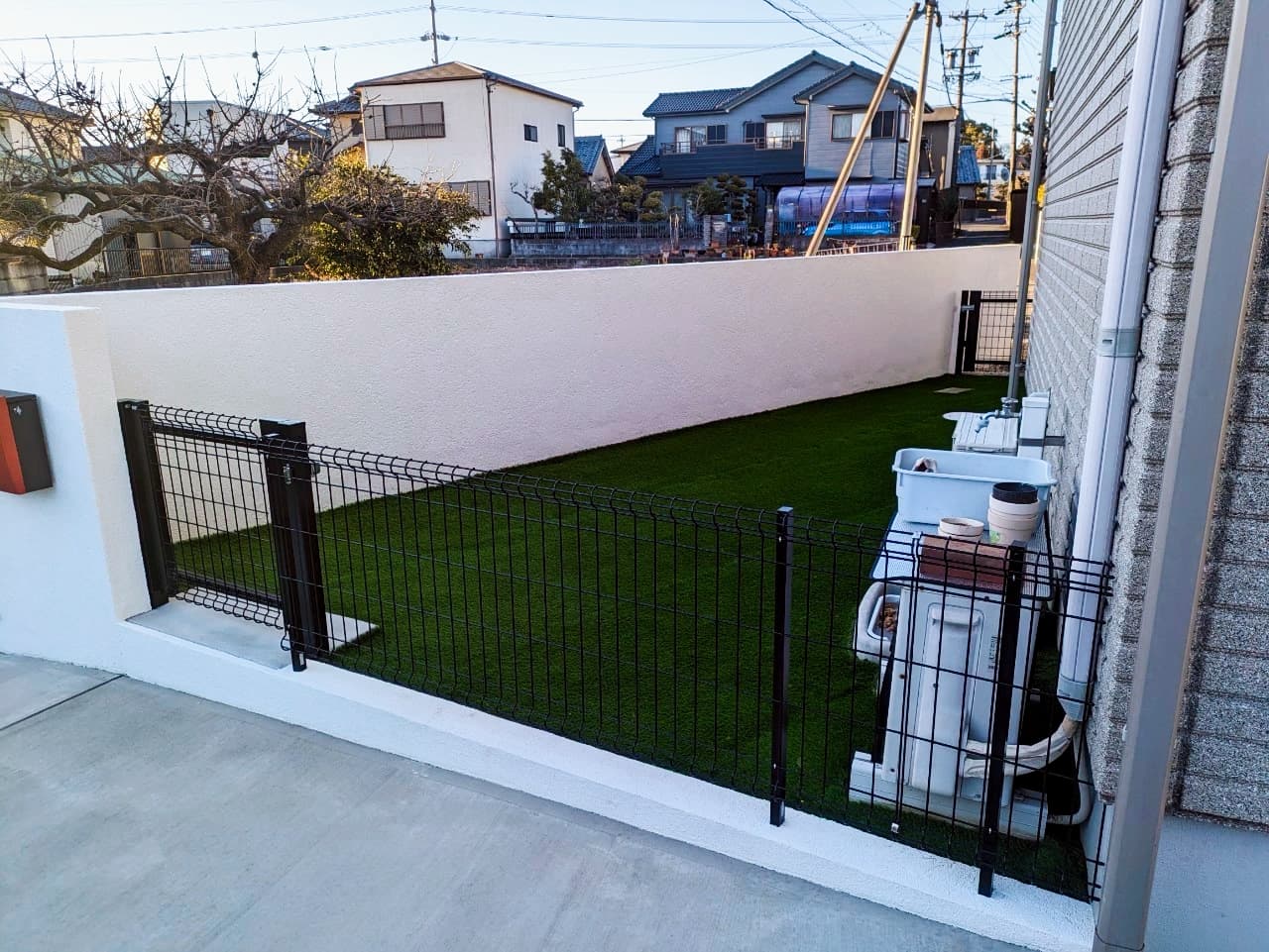 人工芝の庭とフェンス