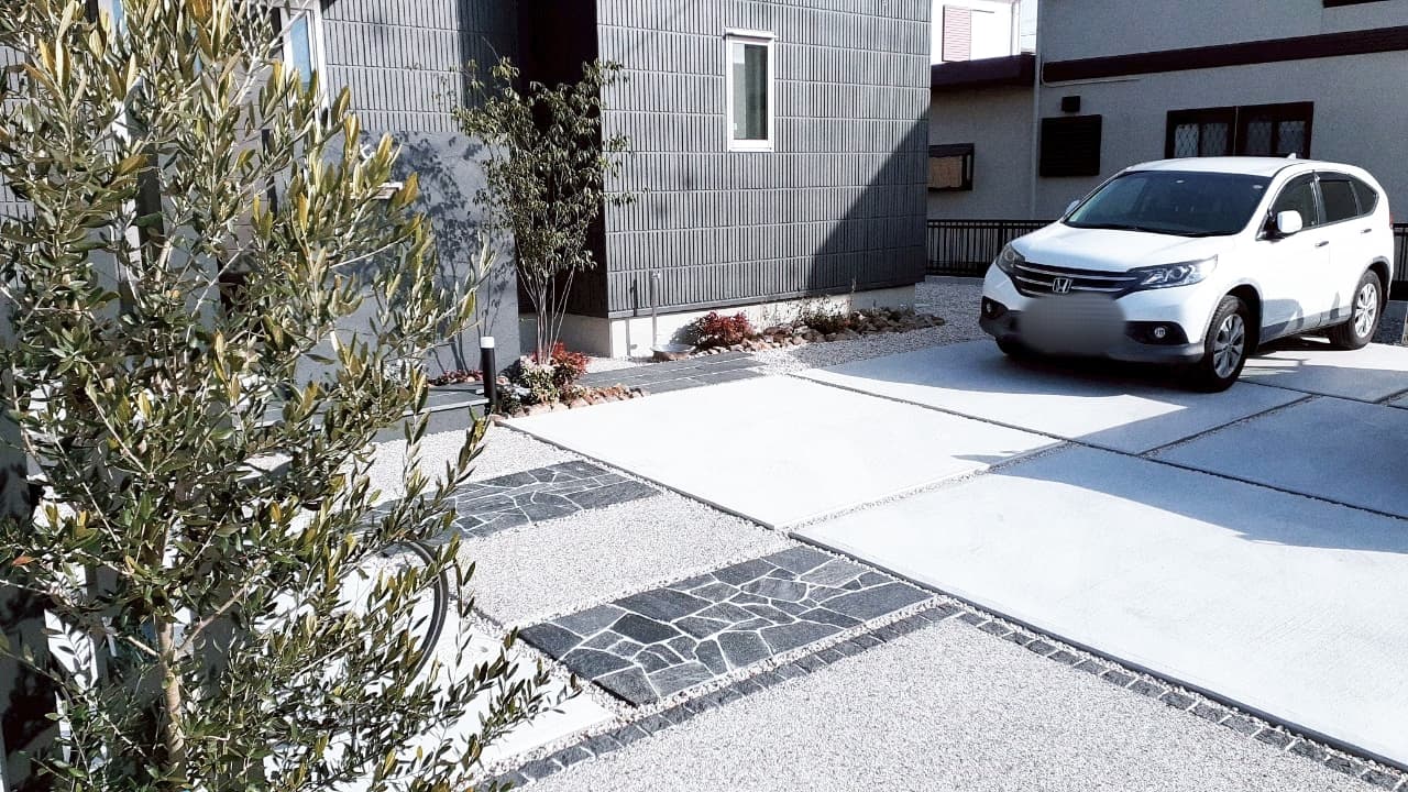 オリーブのある駐車場