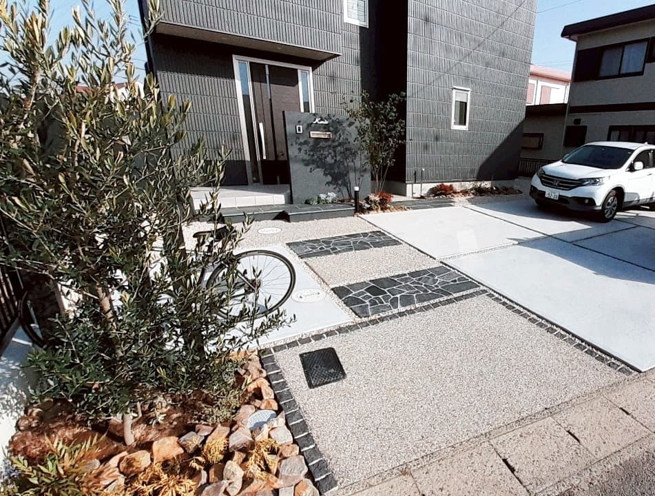 土間コンクリートと石張り駐車場