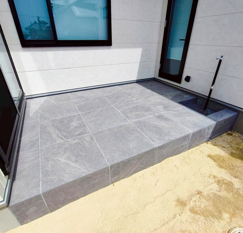 タイルデッキと立水栓