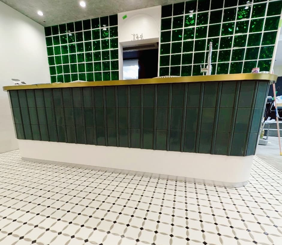 タイル張りの店舗内装