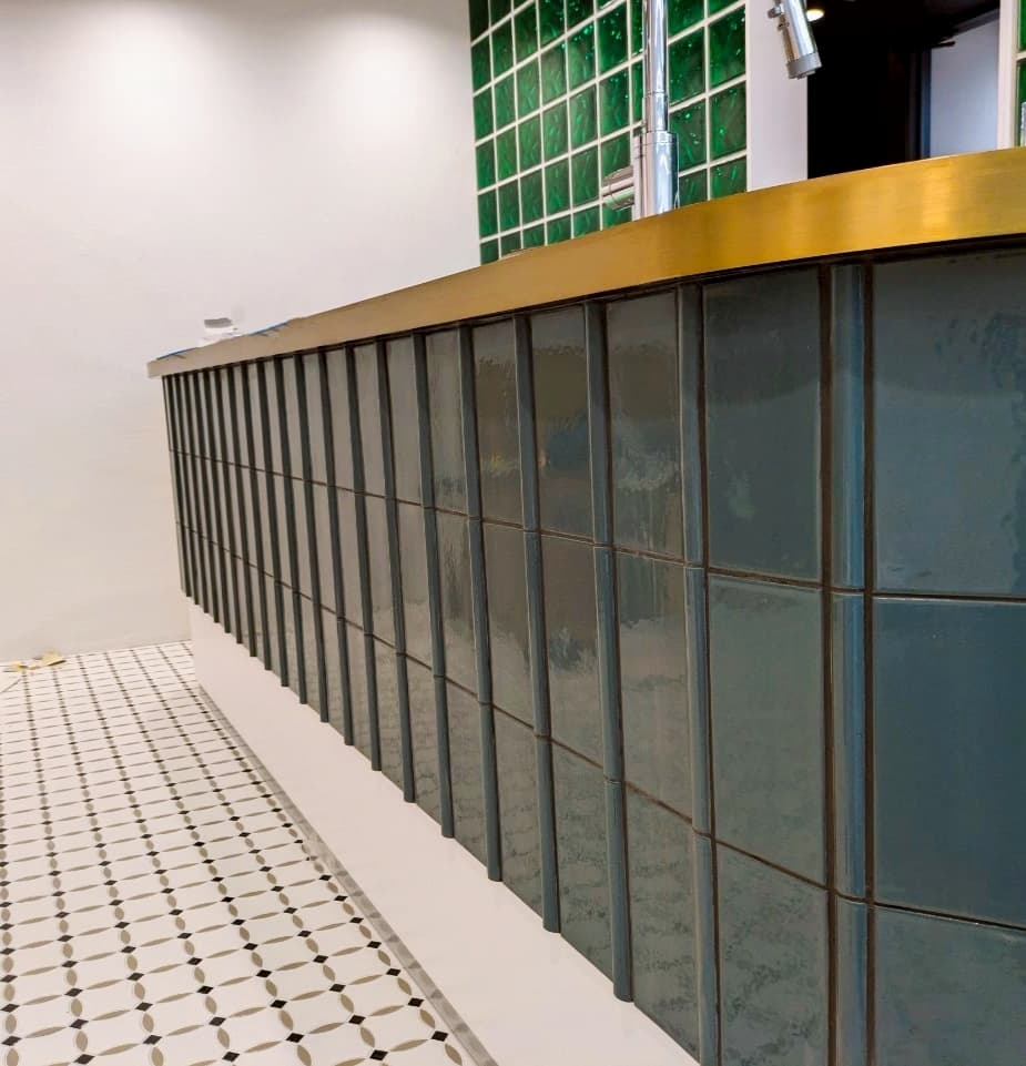 タイル張りの店舗内装